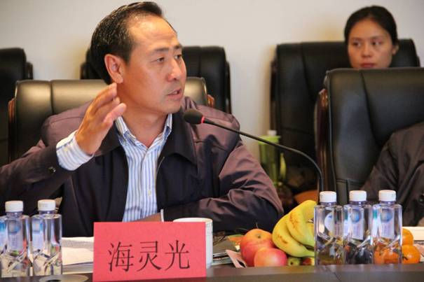 海南省內(nèi)蒙古商會(huì)會(huì)長(zhǎng)、內(nèi)蒙古農(nóng)牧業(yè)產(chǎn)業(yè)化龍頭企業(yè)協(xié)會(huì)海南辦事處主任海靈光介紹對(duì)接情況.JPG